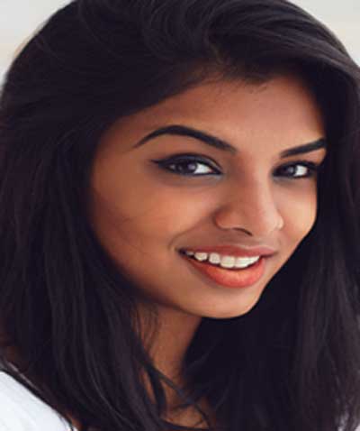 Indian woman wearing LA Isla Naranja lipstick by Plum & York